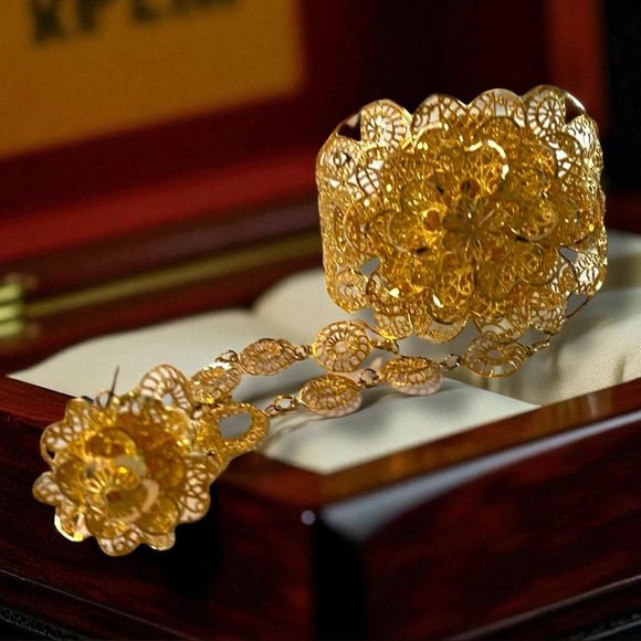 Elegant Solid 21K 916 Yellow Gold Fancy Floral PANJA Hand Bracelet BEAUTY!! - Picture 15 of 17